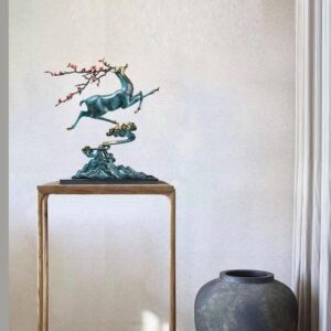 Tượng hươu anh đào cưỡi mây độc lạ