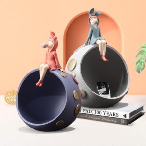 Khay kẹo cô gái xinh xắn để bàn