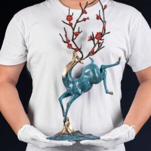 Tượng hươu hoa mai đỏ sang trọng
