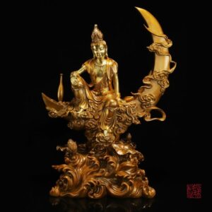 Tượng Quan Âm Bồ Tát trên cung trăng
