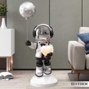Tượng phi hành gia ôm bóng trái tim