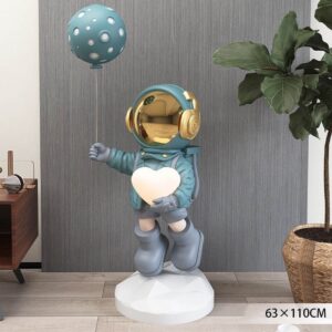 Tượng phi hành gia ôm bóng trái tim