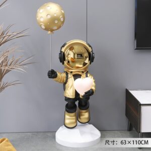 Tượng phi hành gia ôm bóng trái tim