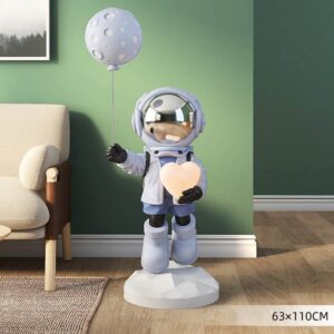 Tượng phi hành gia ôm bóng trái tim